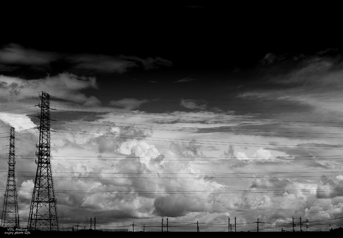 鉄塔と雲S1024.jpg